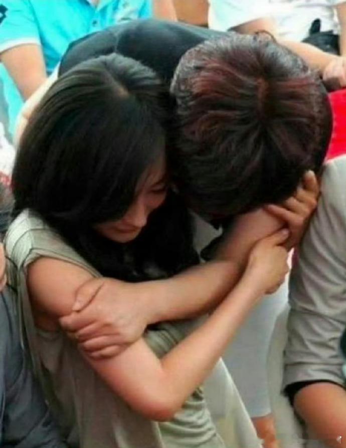 当年这张图曾被有心人恶意传成“杨幂当众被投资人揩油”，结果真相却是……那位投资人