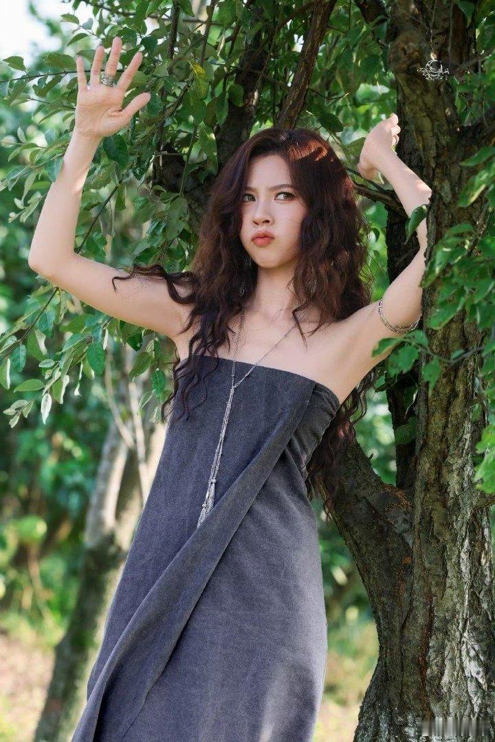 宋妍霏腮红打到太阳穴 宋妍霏在时尚芭莎九月电子刊封面简直封神！经典粉黑碰撞出高级