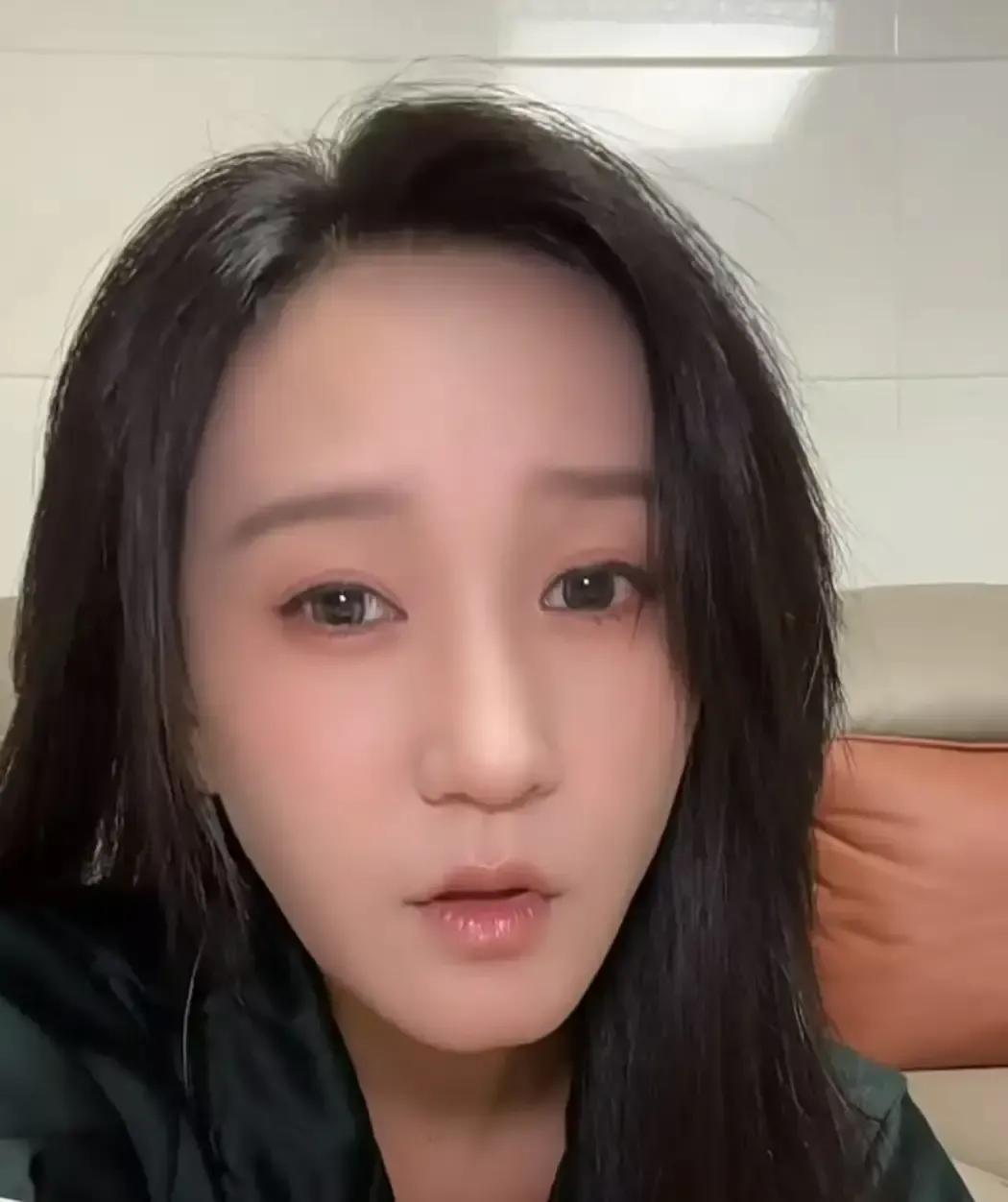 28岁姑娘跟男友搭伙五年，房租水电菜钱全从她卡里划。
她下班拎菜回家，灶台擦得锃