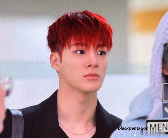 老公级别的帅气李帝努六边形战士 机场大衣又甜又性感 不管什么造型都可以完美驾驭 