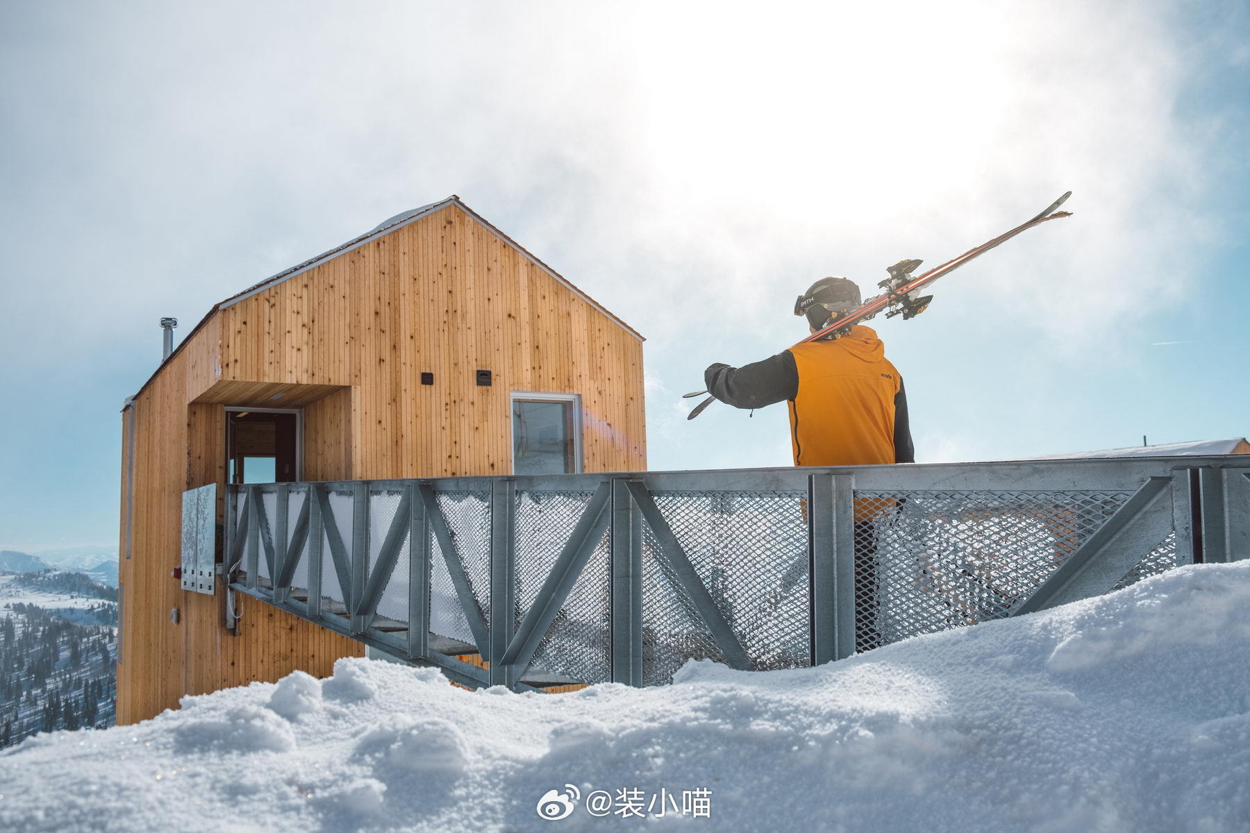 雪山山腰的先锋小屋社区，四种户型随山势起伏，兼顾土地管理与社群共建理念。 