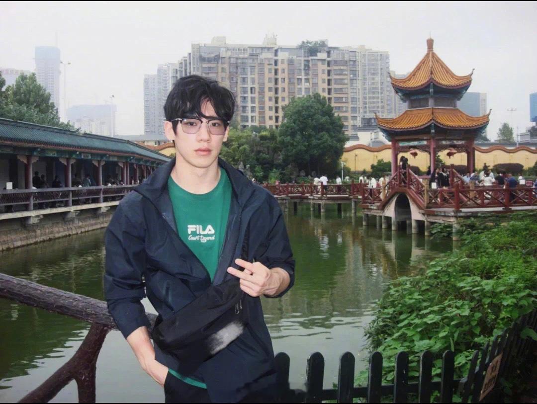 张傅恒：名副其实的美强惨能力超强颜值又高[苦涩] ​​​