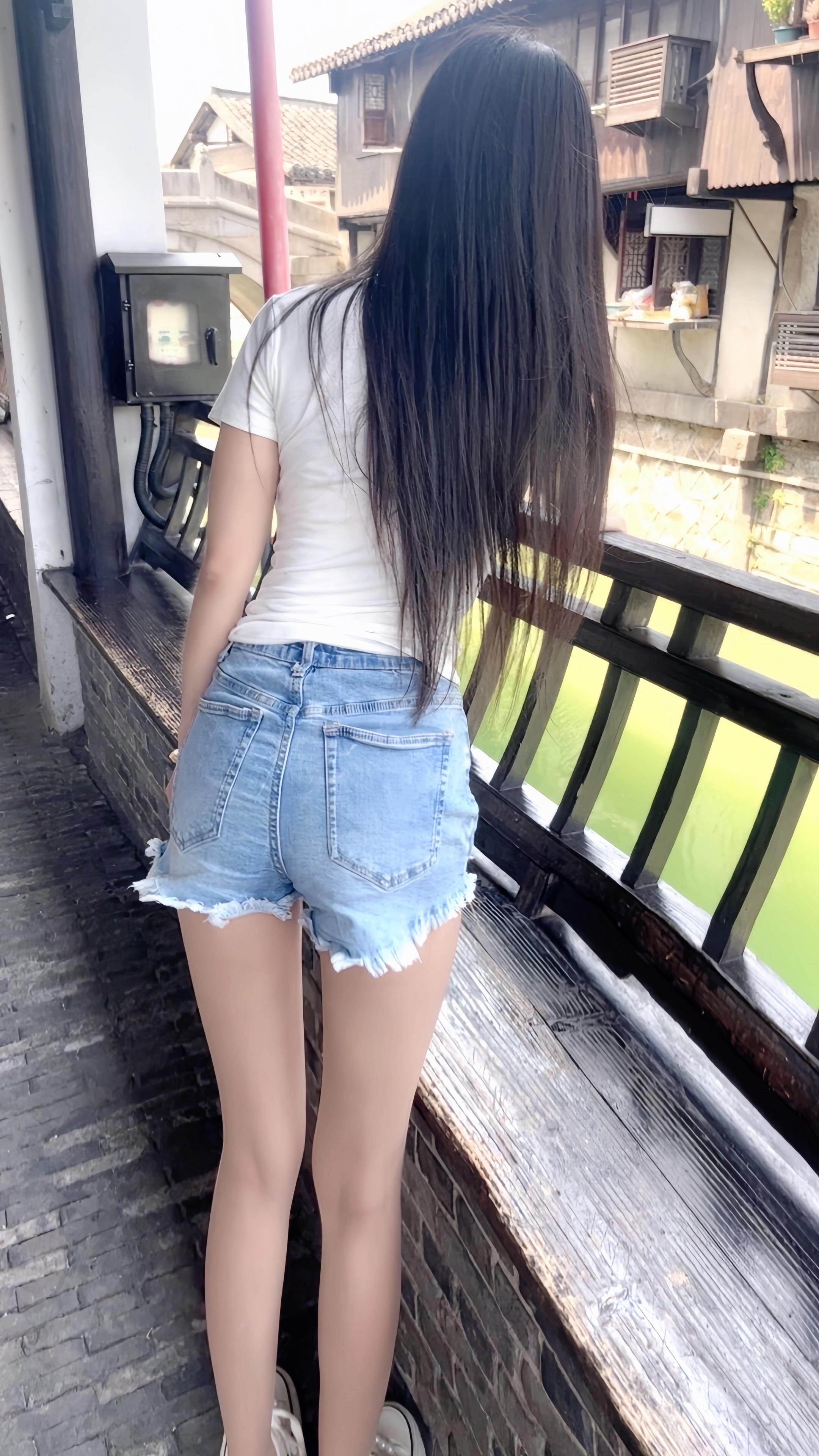 完美身材背影杀小蛮腰扭起来大长腿紧身牛仔裤
