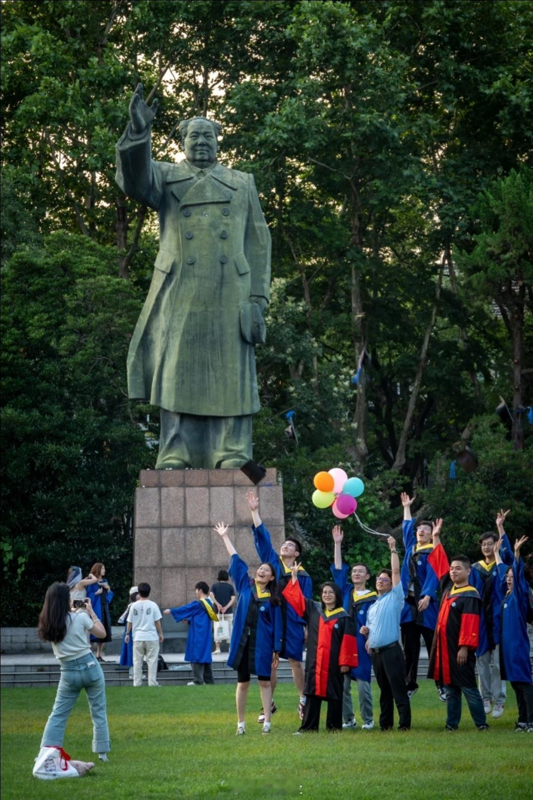 上海华东理工大学徐汇校区的伟人雕像，他年复一年的看着一代代学子的成长与蜕变！ 