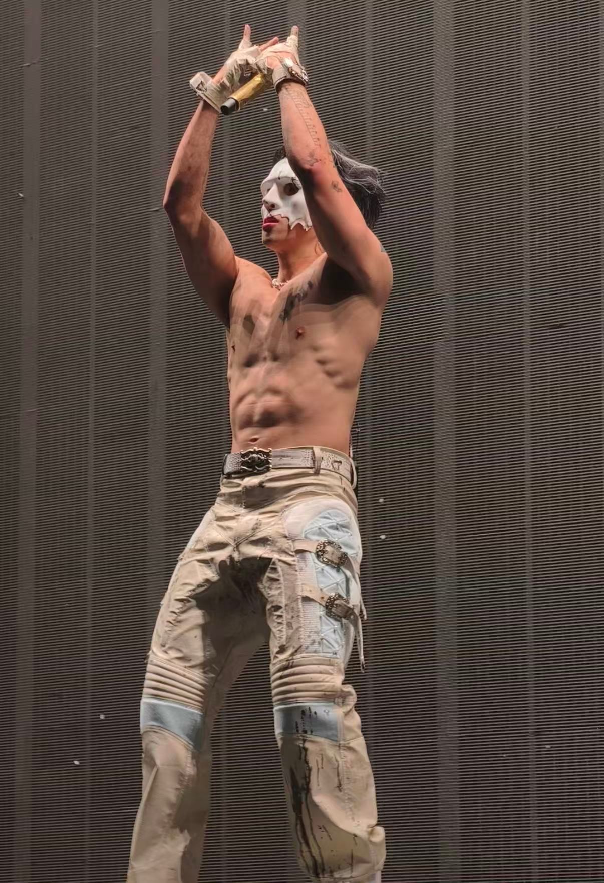 杨和苏的双开门和小蛮腰 哇塞！杨和苏这身材是真实的吗？脱衣瞬间，“双开门”肩宽仿