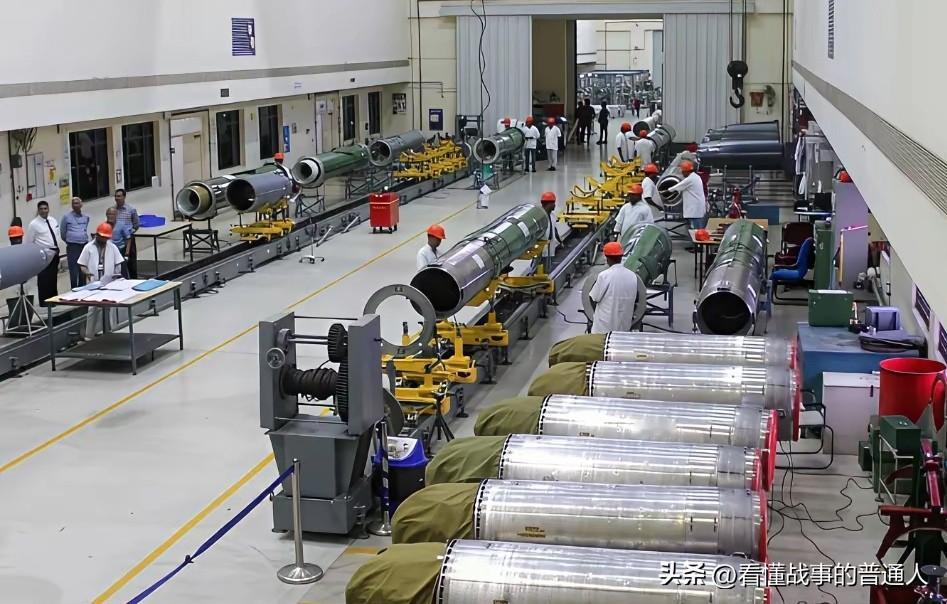 中国把PL-15的全自动生产线对外公开了！很多人以为这只是军事技术的常规展示。错