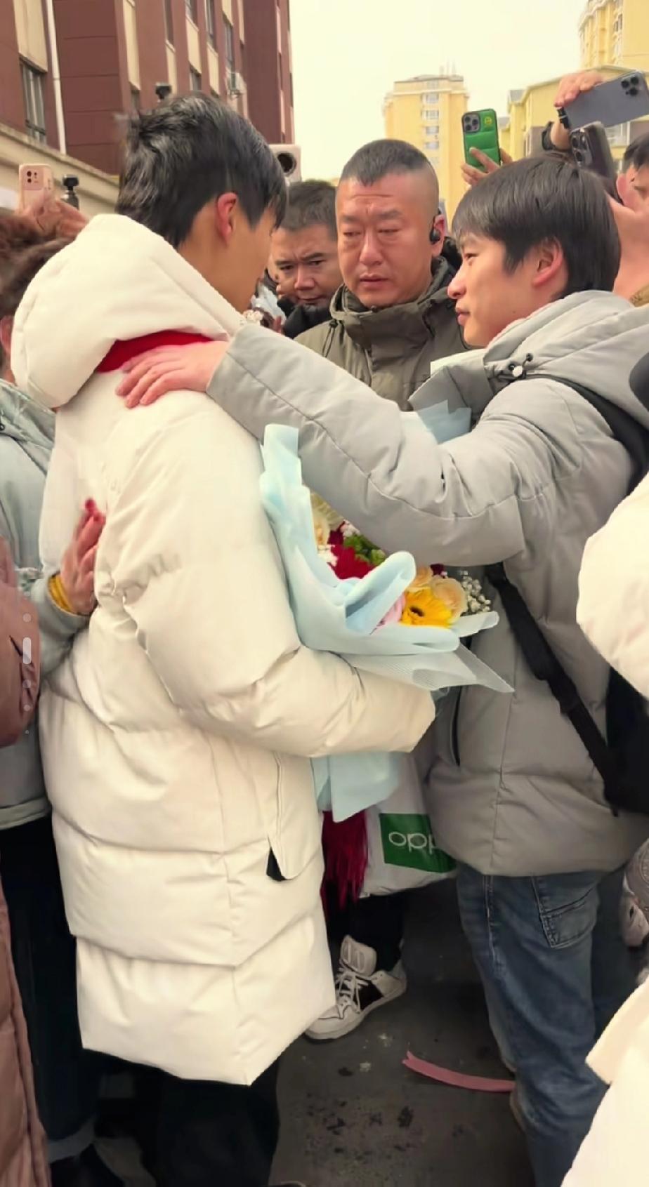 张云鹏做出了回加拿大的选择是对的，留在国内，他爸爸和妈妈离婚，分别在遥远的江苏和