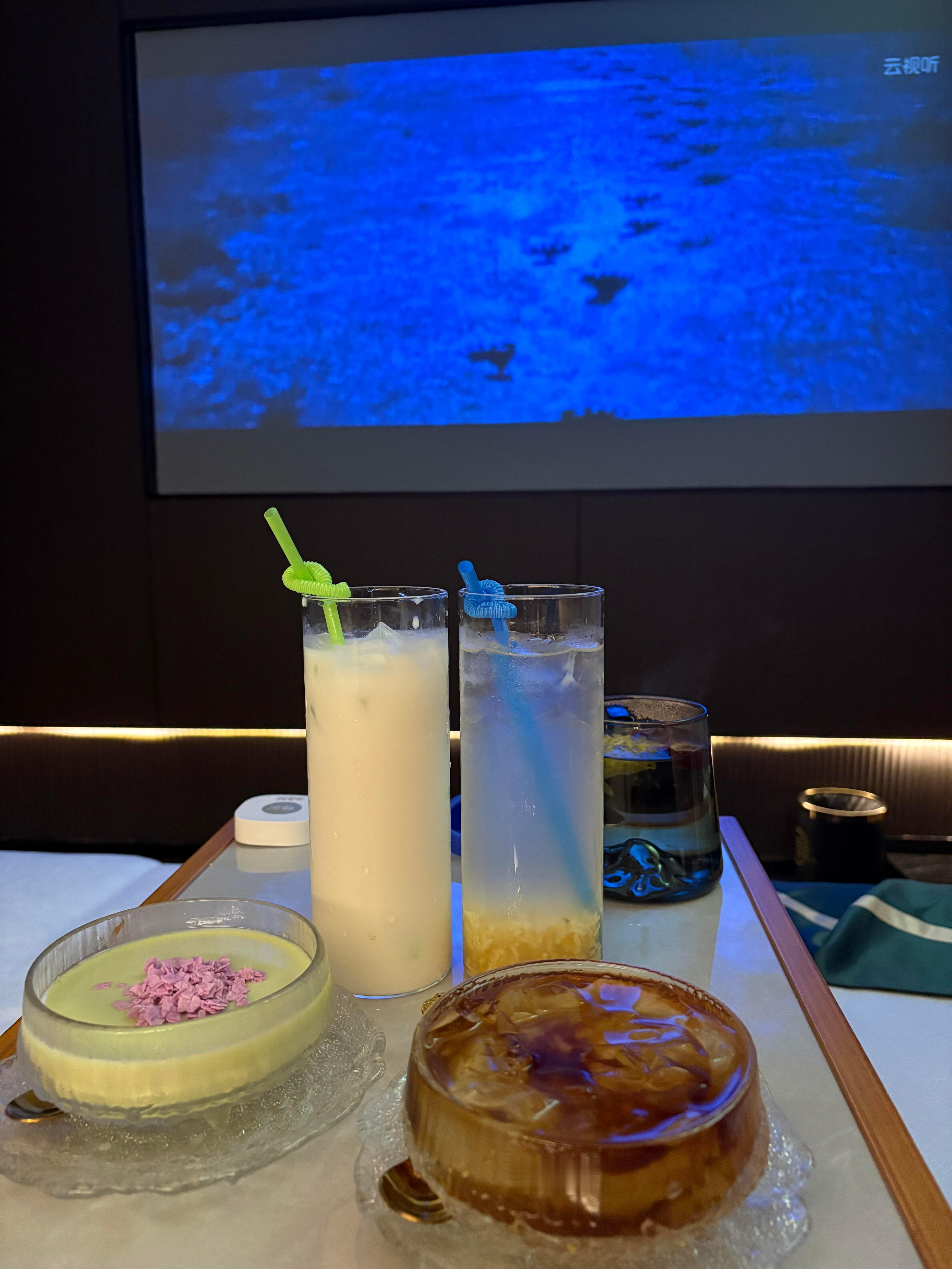人不能活得太清醒,否则看什么都会觉得差点意思。 
