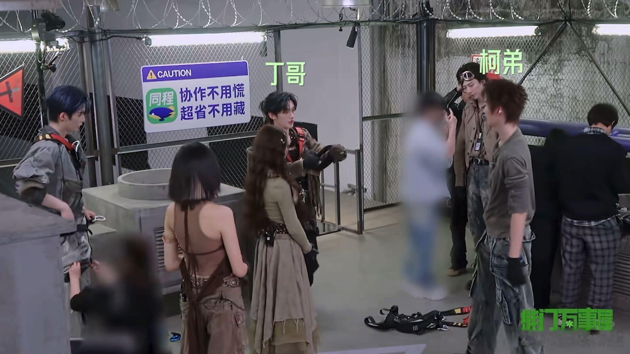 丁程鑫叫周柯宇弟弟张凌赫帮丁程鑫戴面罩开始推理吧        我看到丁程鑫叫周