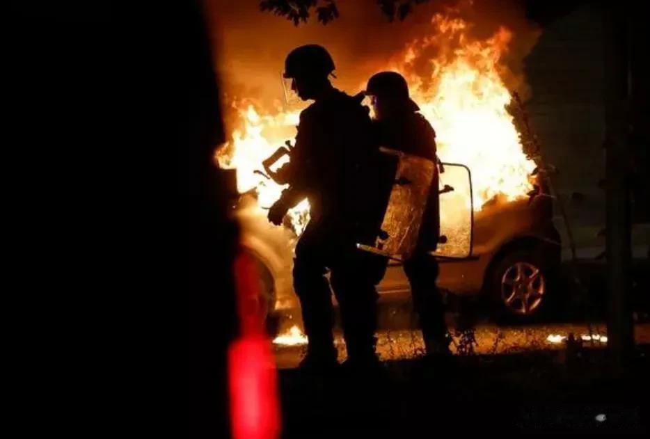 “北约援助乌克兰的武器，或已被用在法国内乱中！”

来源:海峡快讯

前不久，法