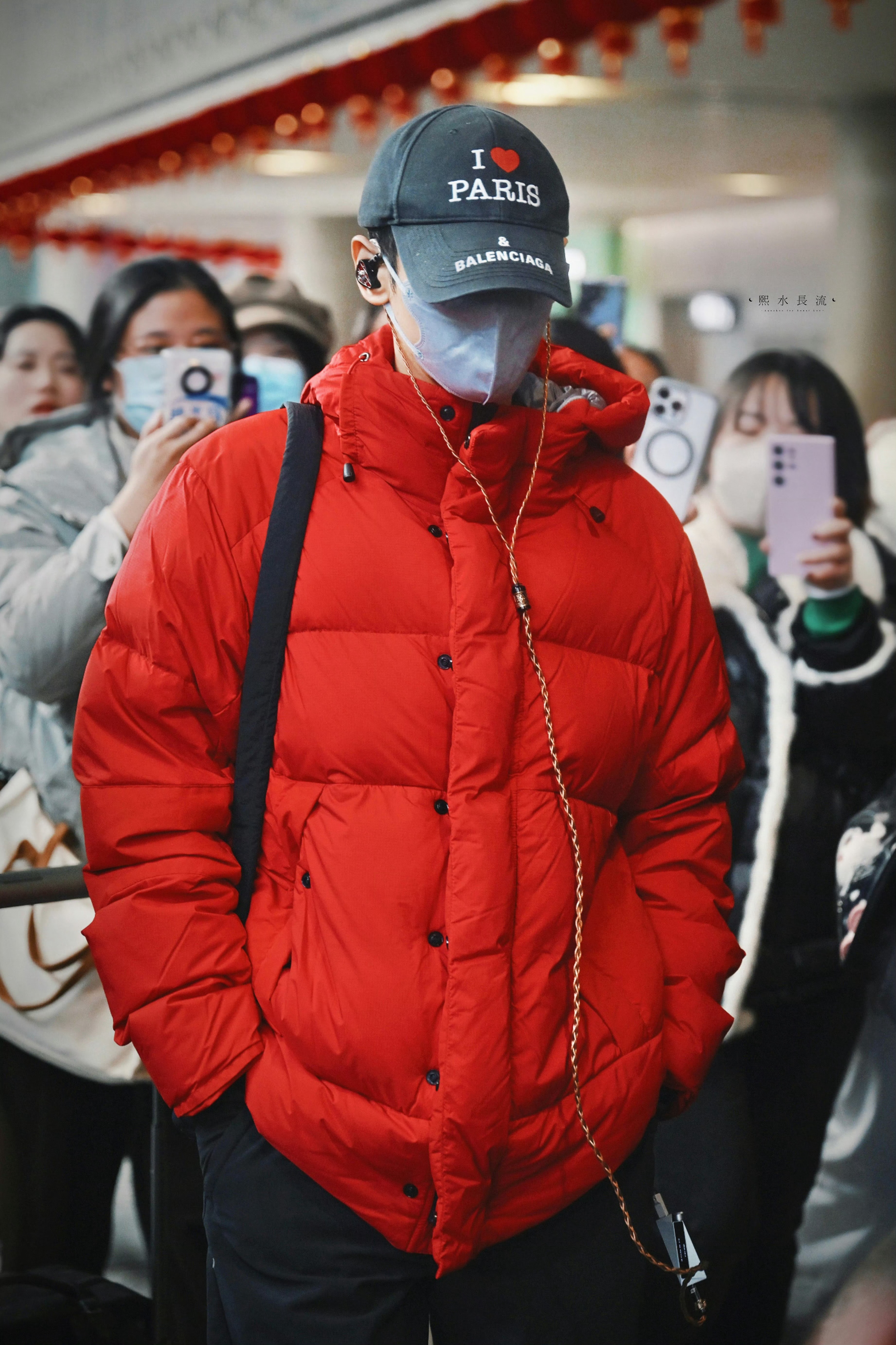 我是可爱的搬运工（图源见印）罗云熙上海✈️武汉机场饭拍2024.12.27红色熙