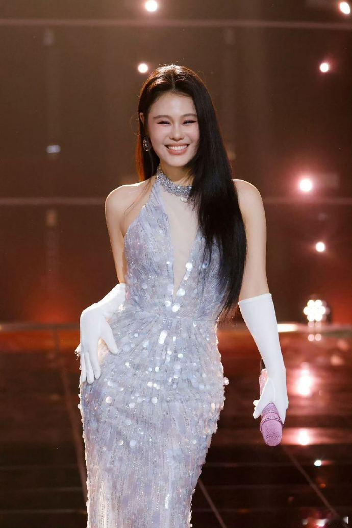 太好了是黑长直的袁娅维 袁娅维黑长直造型，长在审美点上，高级大气又有女人味，清冷