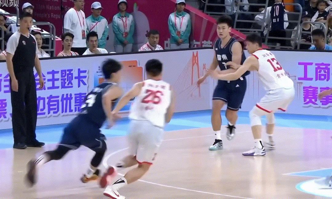 哥们演技有点浮夸呀，整个人直接弹出去[笑cry]，杰哥都惊呆了，裁判果断吹罚技术