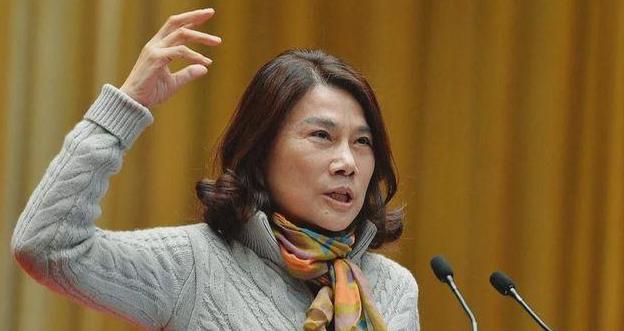 2004年，董明珠像发狂的母狮子大吼：“你们9亿就要把格力卖给老美，休想！”领导