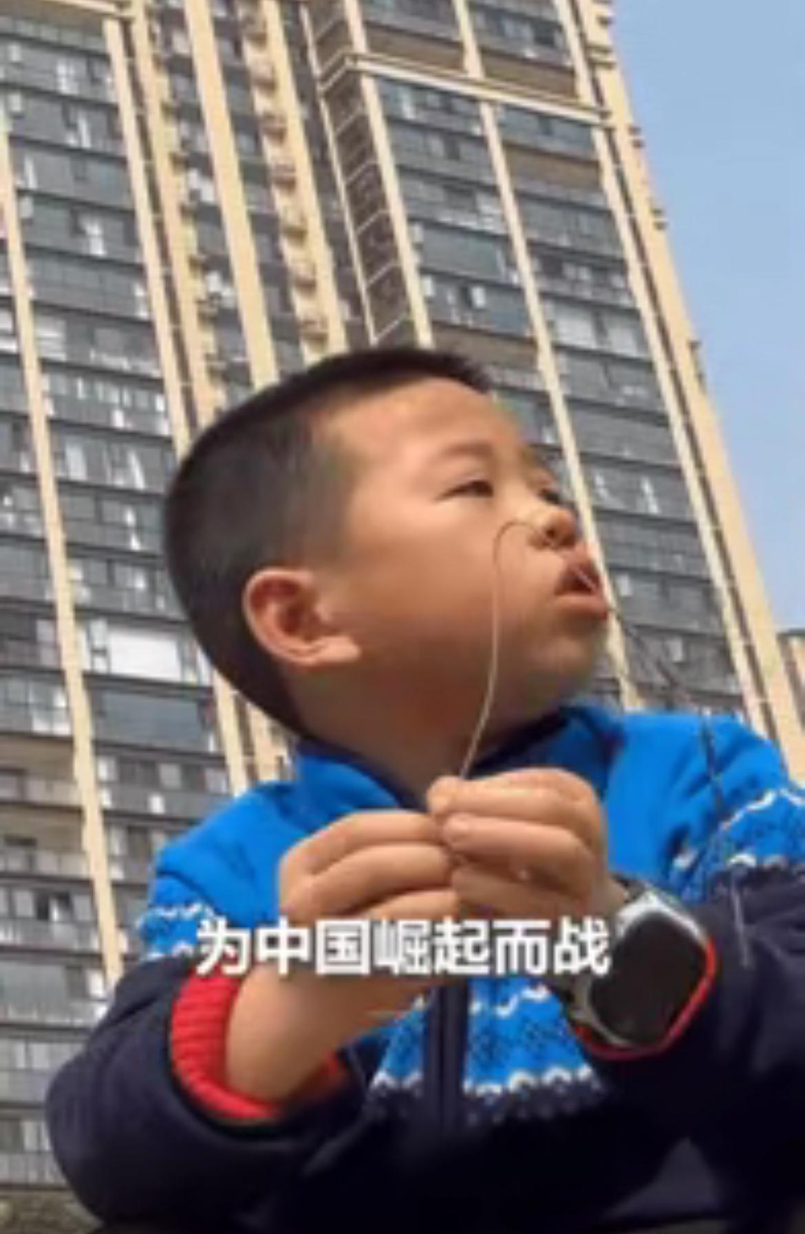 四川，一男子在公园散步时偶遇一9岁男孩，聊天中问起长大想干什么时。结果，两人的对