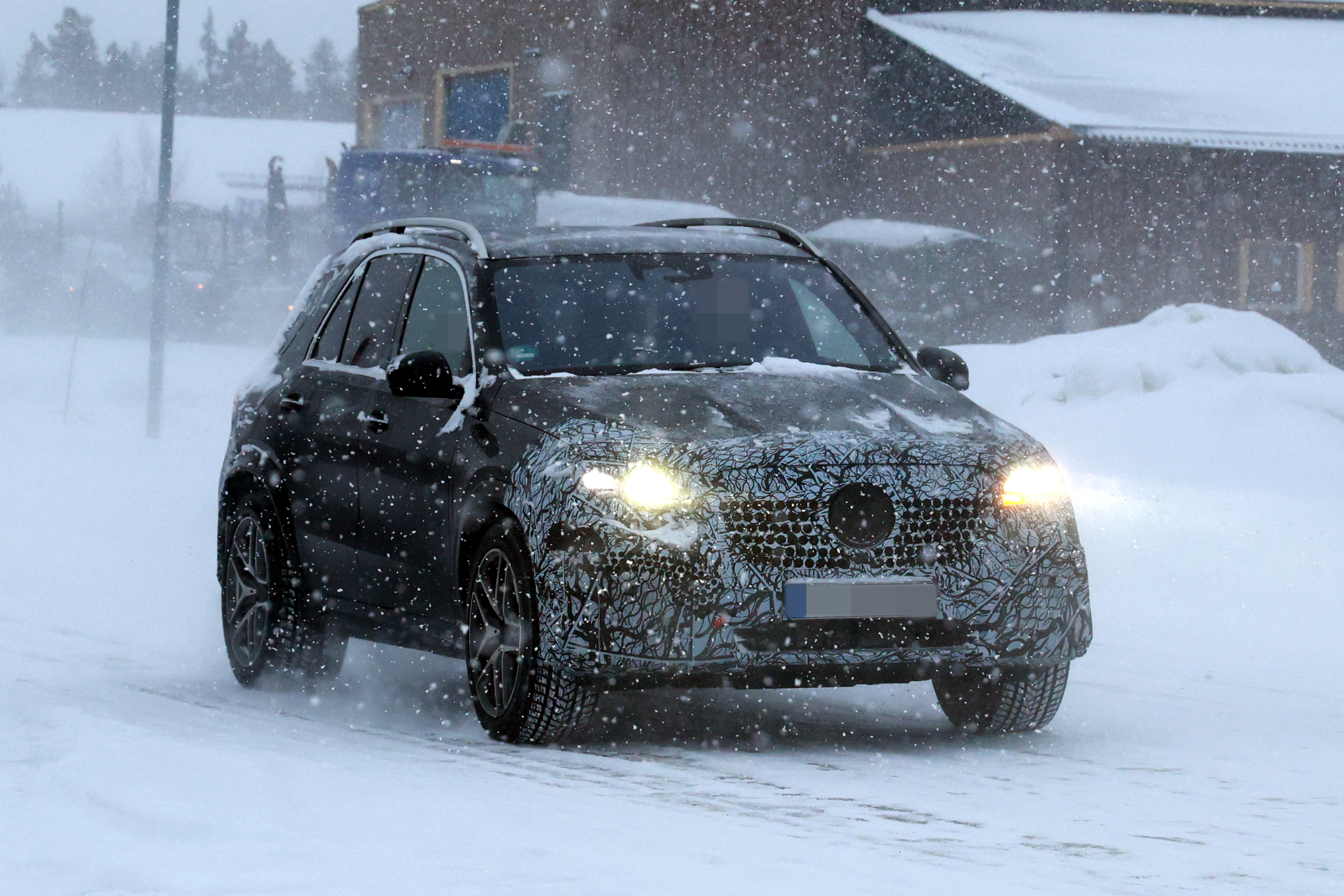 奔驰GLE二改，这里出现的是AMG 53款，前后灯里面上三叉星是固定动作，还有内