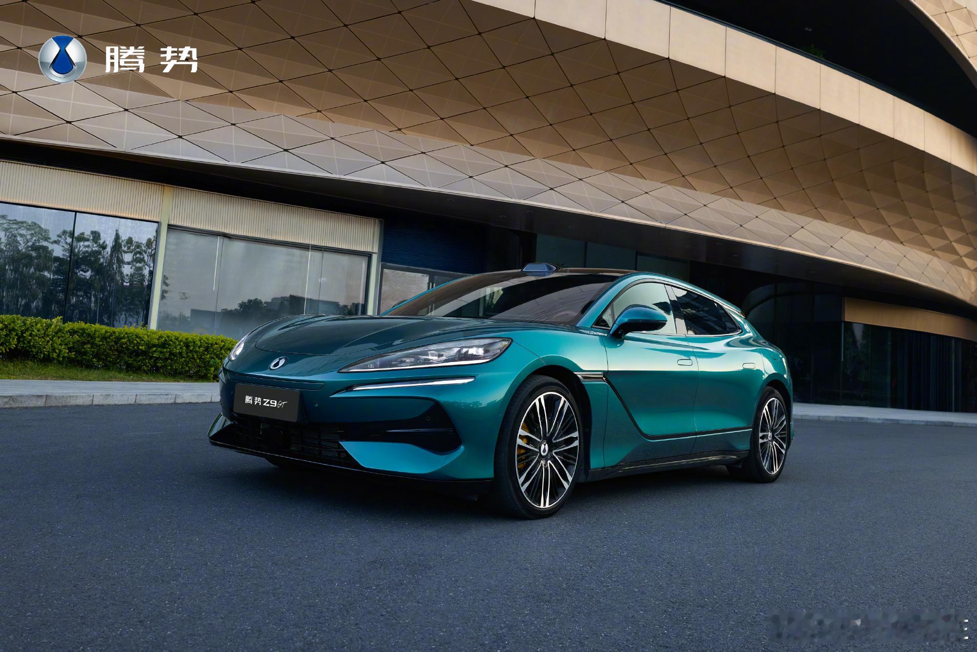 26款腾势Z9GT新车色：峡湾绿。看着明显更大胆也更年轻，这样的车色在旅行车上，