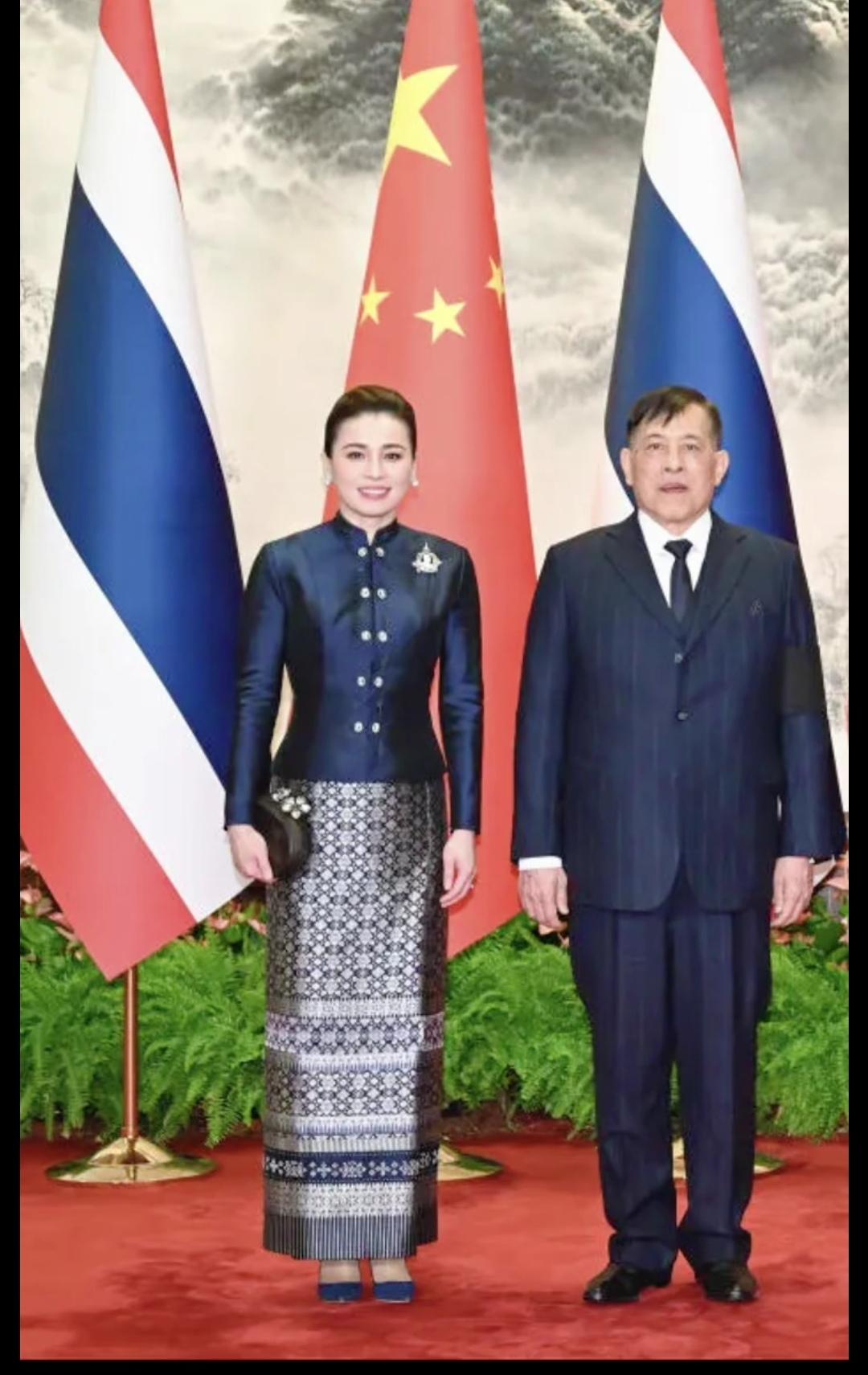 11月14日，泰国国王访问中国的第二天，47岁的苏提达换了一身泰装造型，看起来更