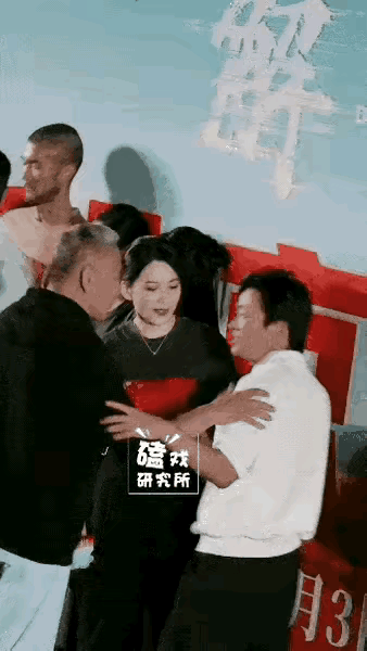 这两个人，是谁拒绝了谁？
又是谁觉得尴尬了？
一看宝强就是没有架子的人。
哪个女