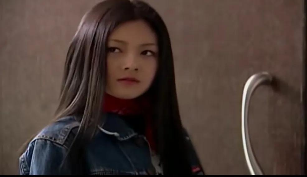 大S的披肩长发非常好看，头发又多，黑长直，长着一张精致的脸蛋，很漂亮，头发好给人