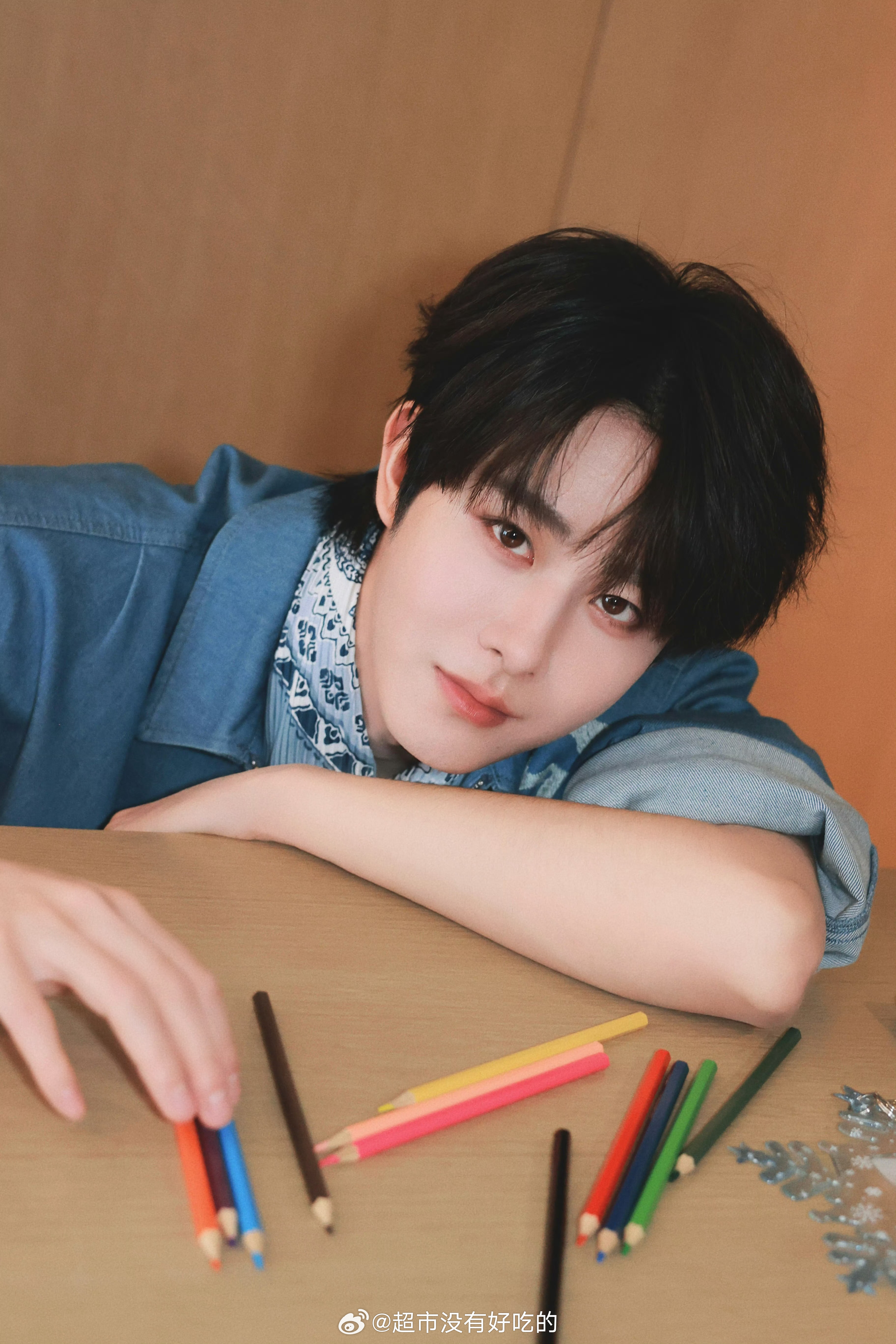 田嘉瑞工作室营业，新鲜的田嘉瑞今天是魔力歌先生，瑞瑞眼妆好漂亮期待中午节目播出田