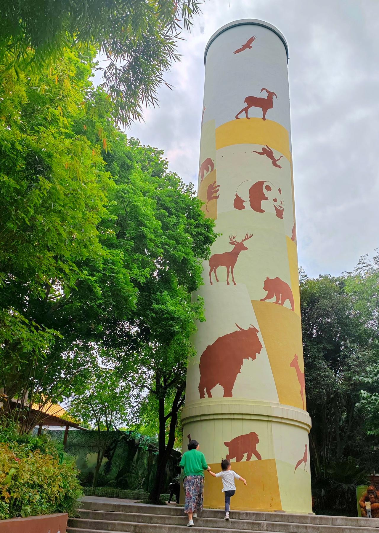 牵着小小的手，路过满是动物剪影的高塔，把动物园里的风、阳光和成长的脚印，都悄悄收