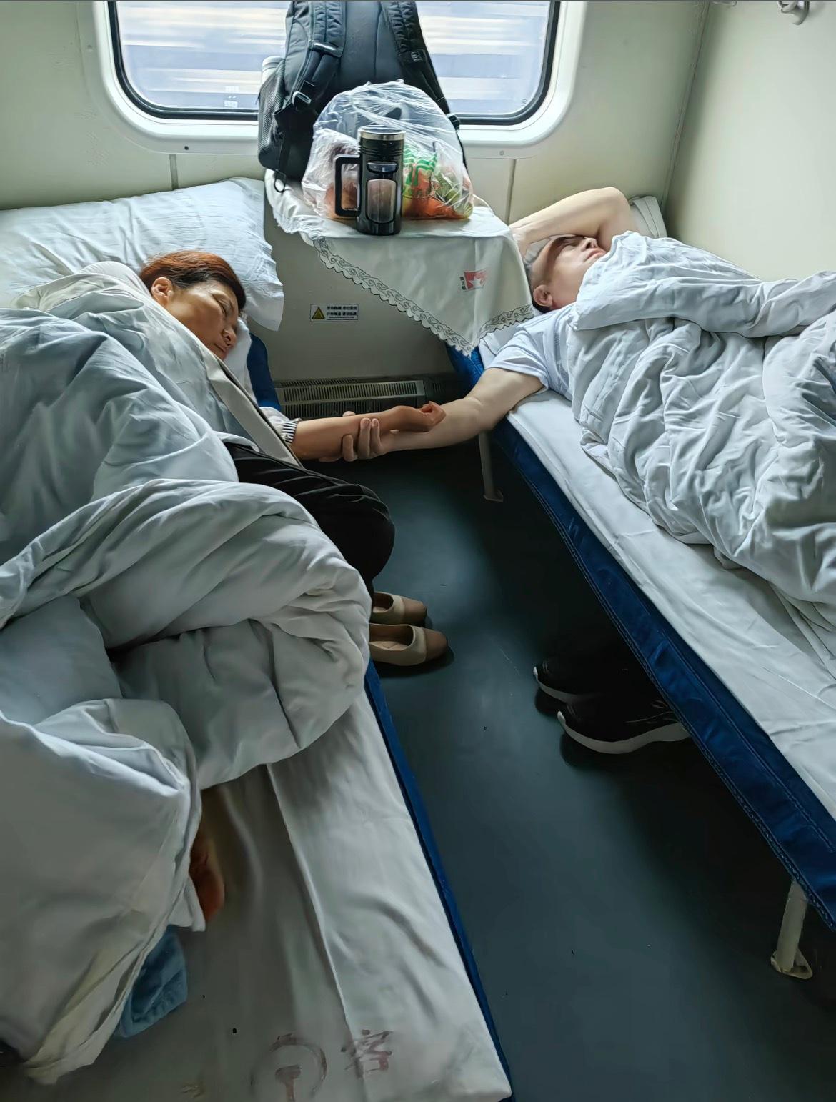 一张旧照片，藏着跨不过去的坎。
拍摄于2023年9月的那趟火车，我这辈子都忘不掉
