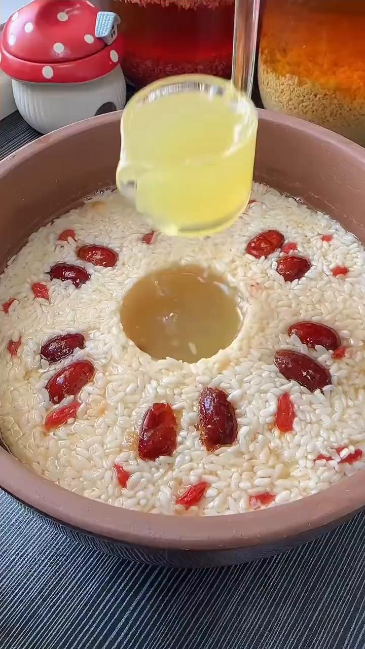 ·两碗滚烫的米饭倒入清水中，用筷子搅一搅，这样降温快，出酒多。
·再沥干水分，装