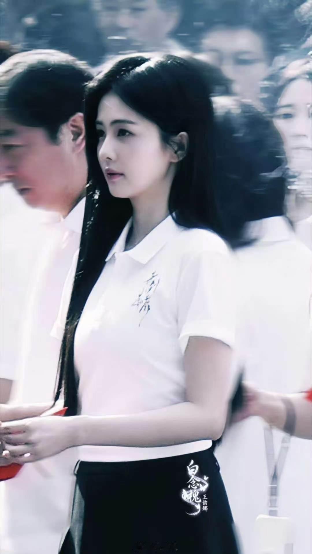 白鹿黑长直白月光白鹿黑长直白月光 白鹿简直是黑长直白月光来的，穿搭简单大方，笑起