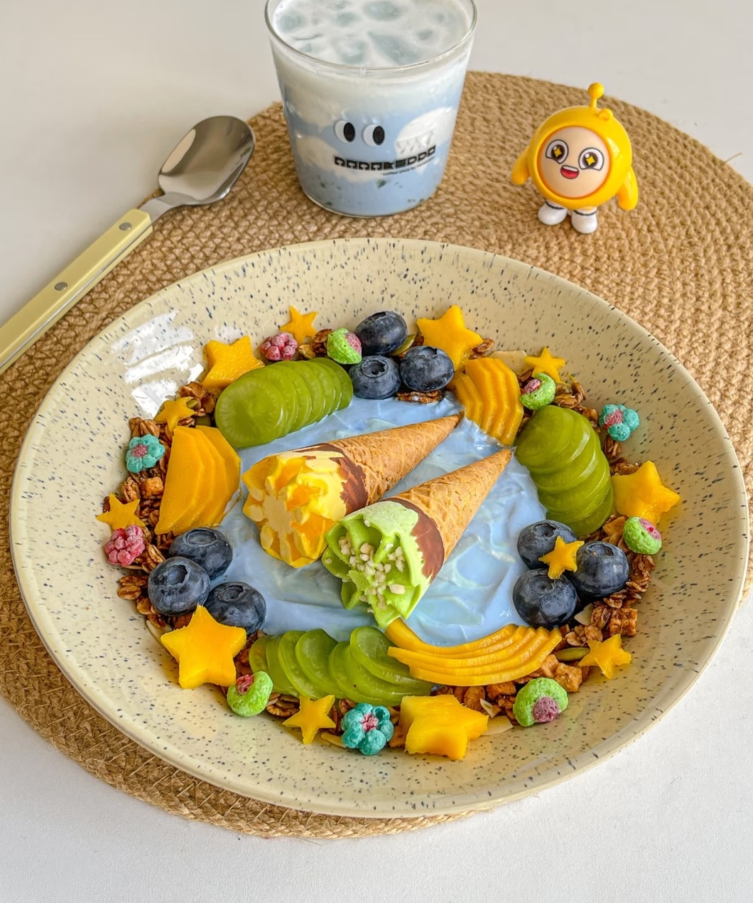 夏日漂亮饭✨mini冰淇淋希腊酸奶碗🍧食材：🍨迷你可爱多冰淇淋➕希腊酸奶➕藻