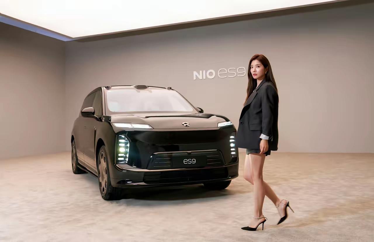 现在的汽车博主，颜值和身材必须都要是一流的，长的丑的博主就不太好混下去了！