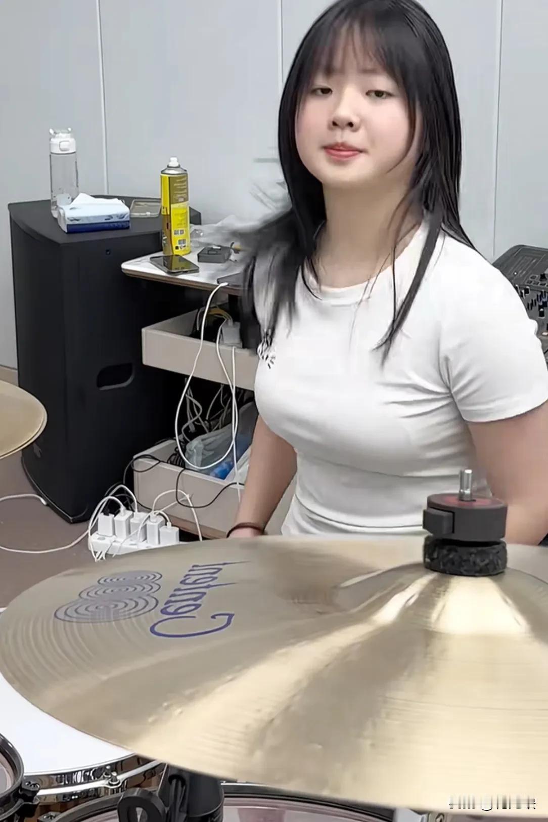 我们的审美真的应该变一下了。不能再一味的追求以瘦为美，以骨感为美，而是应该追求那