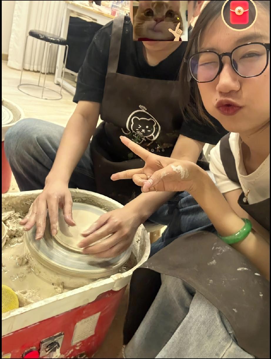 叶锐聪的姐姐真的是有男朋友的人了，东姐直播间里的榜三发布了他和叶锐聪姐姐一起制作