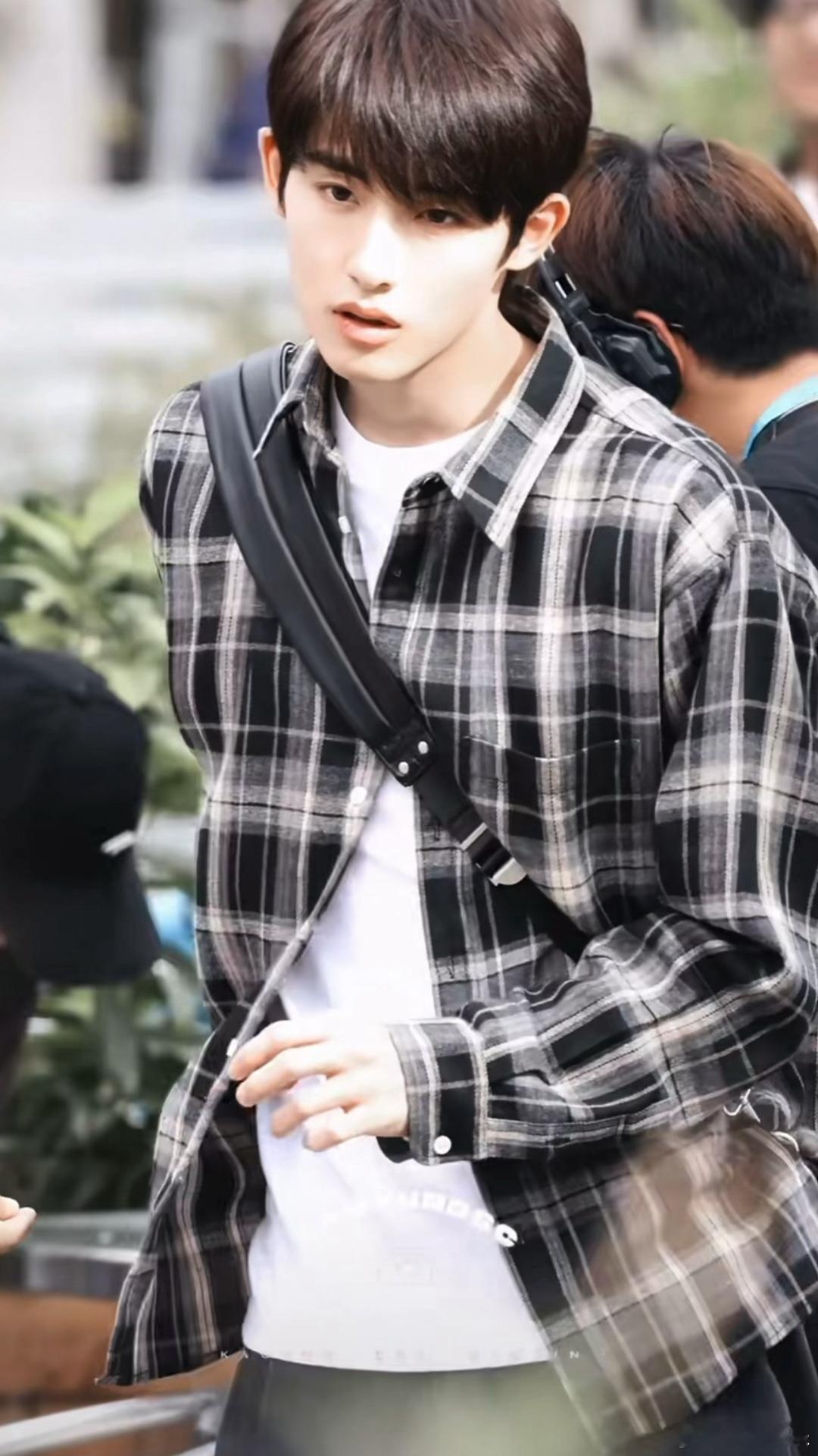 董思成格子衬衫造型 董思成顺毛格子衬衫造型妥妥的清纯男大一枚~