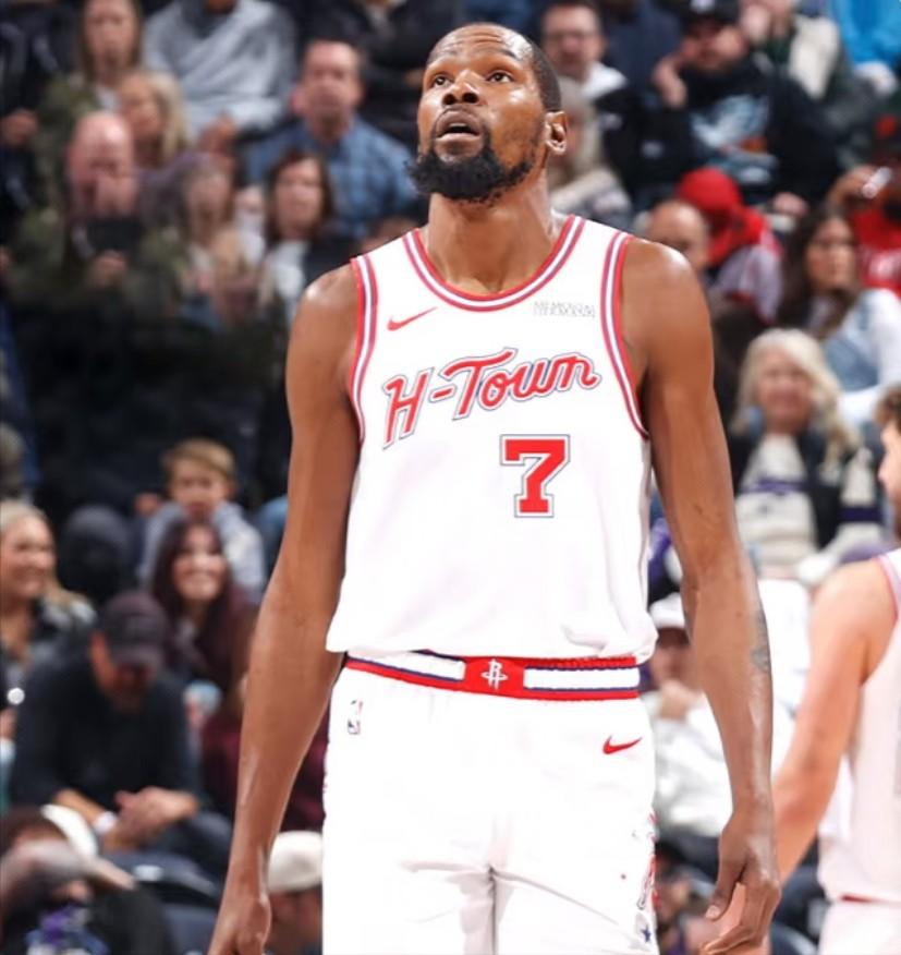 火箭根本不明白，杜兰特身边需要一个超级控卫！火箭队的更衣室里，杜兰特擦了把汗，看