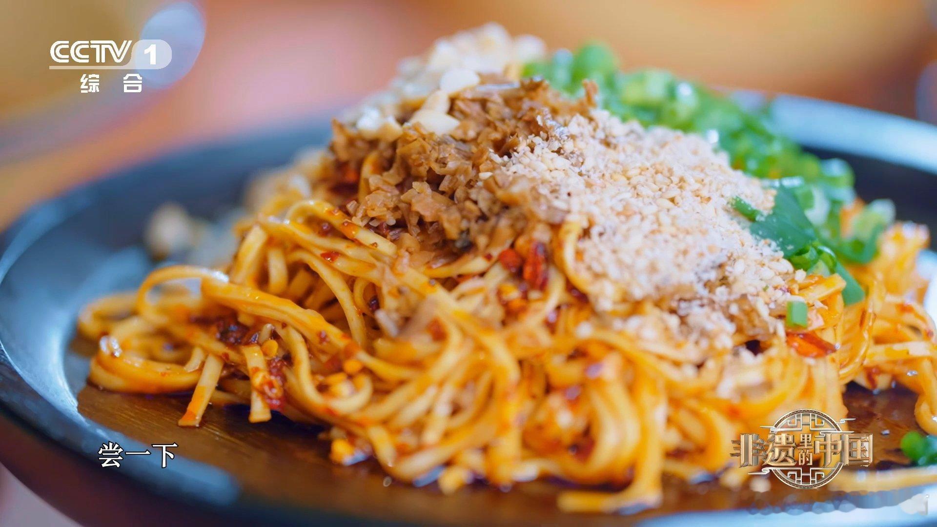 #四川这碗面要用几十种料#四川宜宾燃面，几十种料的完美搭配。红油璀璨，辣味浓郁。