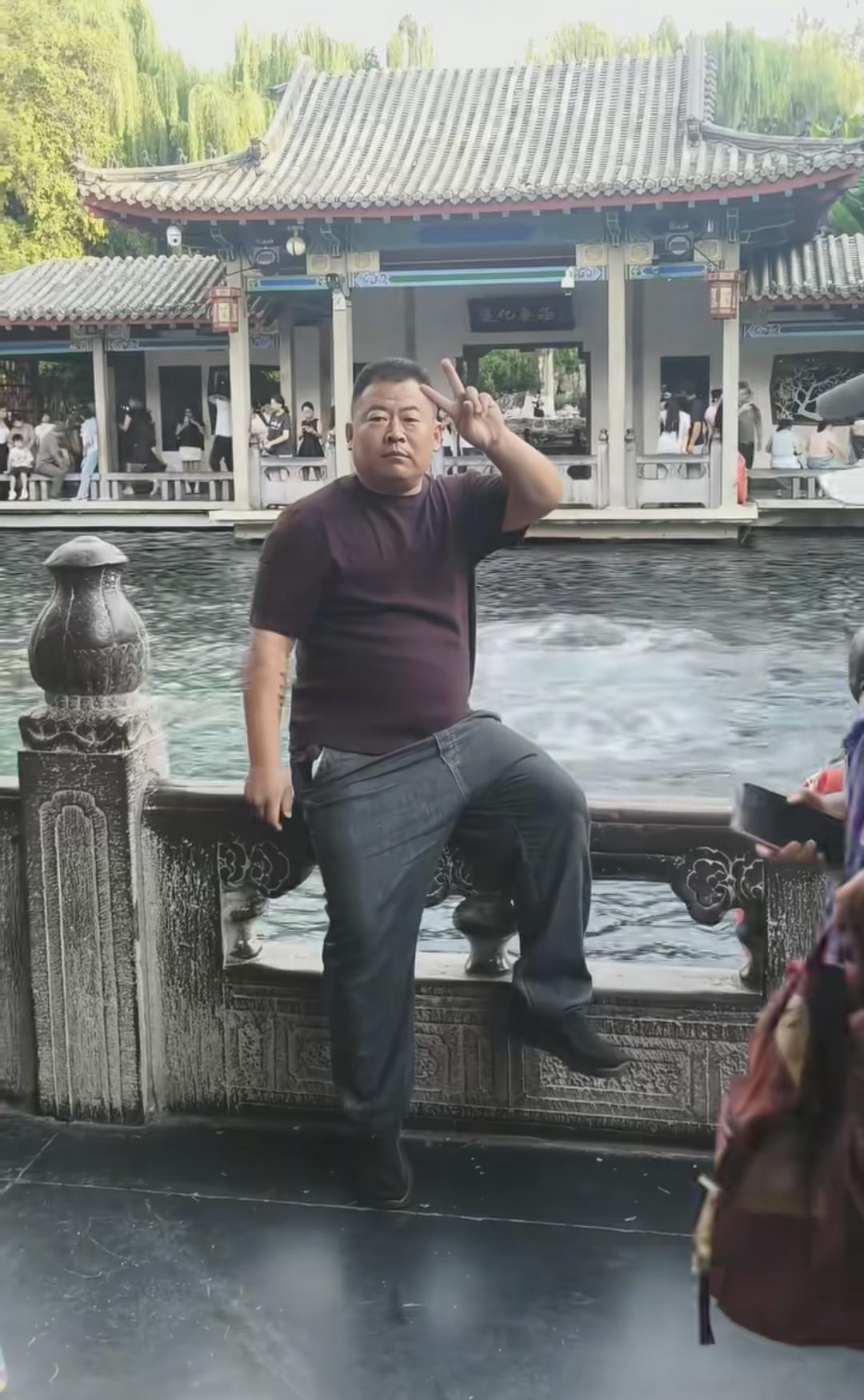 这种人最精了，假装掉下去，实则是想偷偷喝几口泉水[奸笑]

回到家跟村里的人吹，