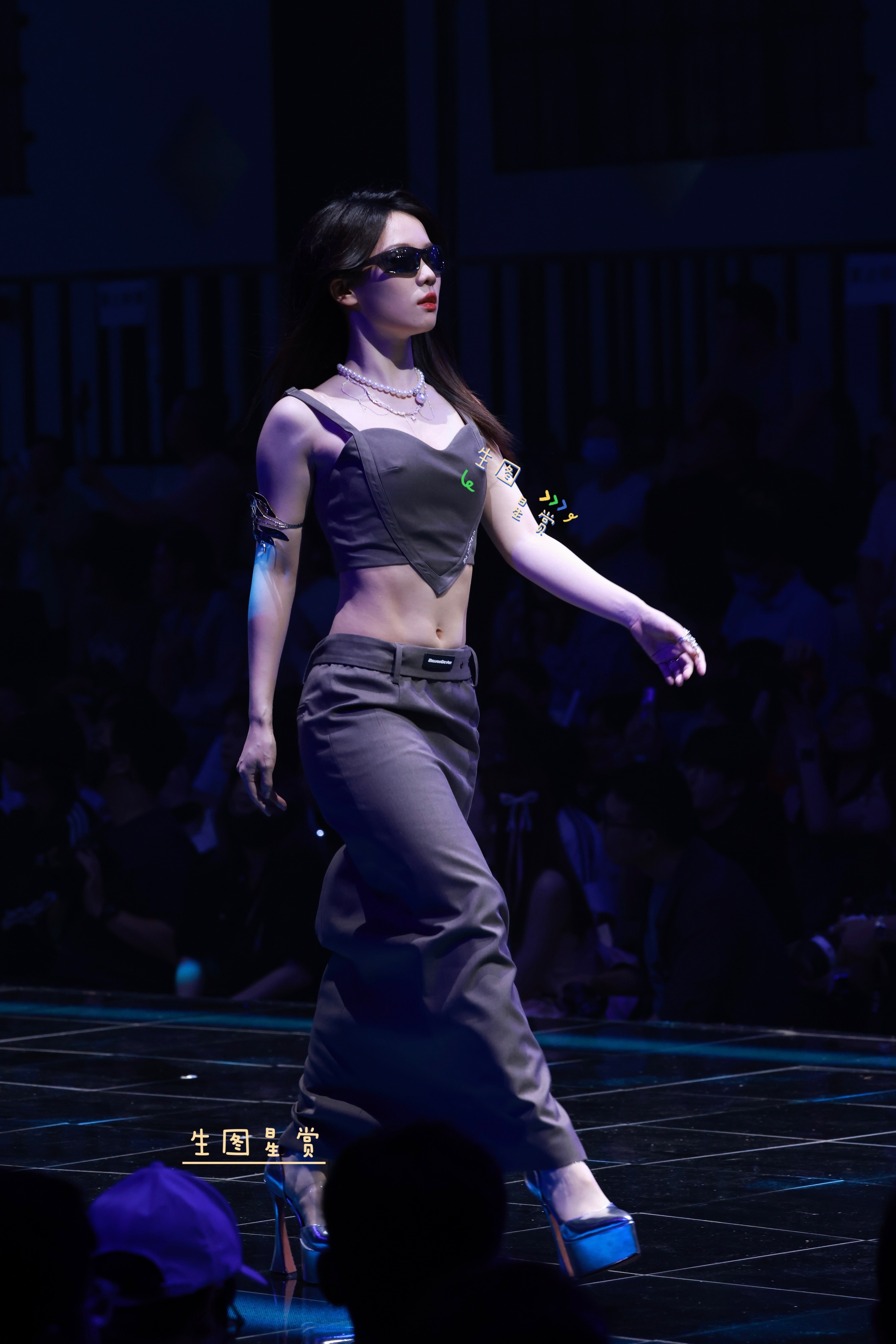 龙亦瑞250607风尚嘉年华T台秀黑超风拽姐气质拉满💃🏻🕶️若隐若现的马甲