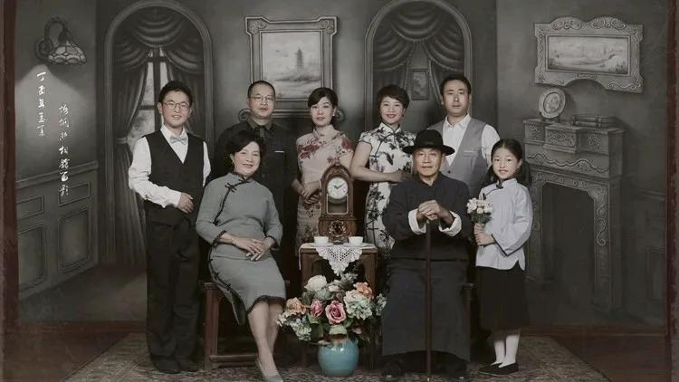《南京照相馆》细节考究：老金拉背景布念南京地标，山河之名如诗如颂；阿昌冲洗底片时