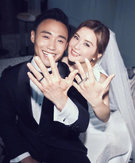 蔡卓妍结婚 43岁老姐姐蔡卓妍宣布二婚，嫁给健身教练Elvis林俊贤。蔡卓妍的第