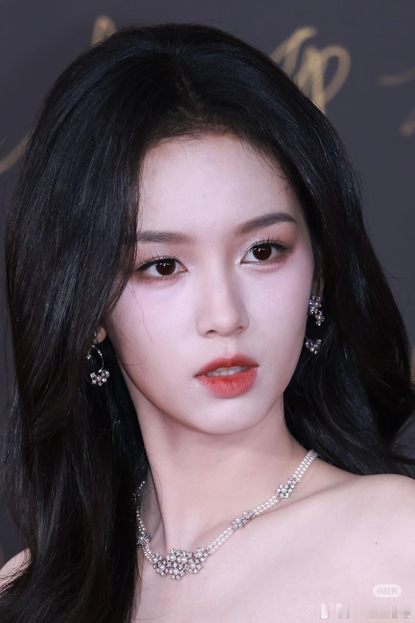 郭宇欣 我和周也还不一定谁蹭谁呢大多数姐妹 现在都看短剧吧 短剧赛道如今流量体量