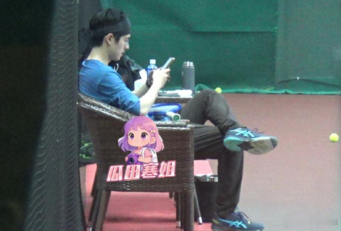 刘昊然球场打网球 有八卦媒体拍到刘昊然在网球场打网球，他身穿蓝色短袖，简单运动装