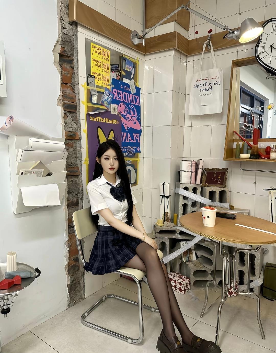 咖啡馆里碰见小姨子，静谧而美好。