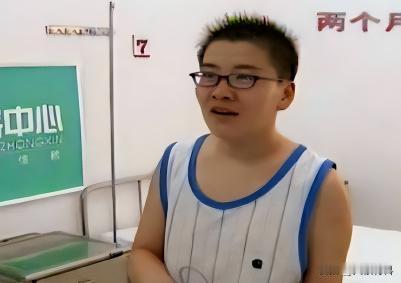 2005年，宁夏姑娘耿子，不顾父母劝阻，做了国内首例女变男手术，最后他实现了男儿