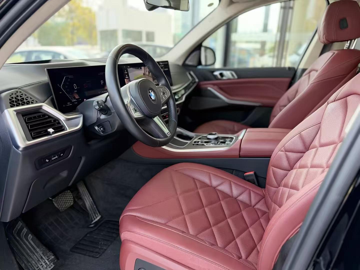 宝马X5退役试驾车25款的2.0T的尊享M运动耀夜版本，指导价64.5万，宝石青