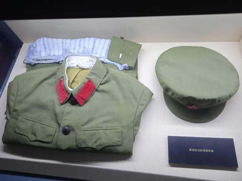 以往的军装设计颇具趣味，六五式军装中，干部与战士的差异体现在口袋数量上。干部有四