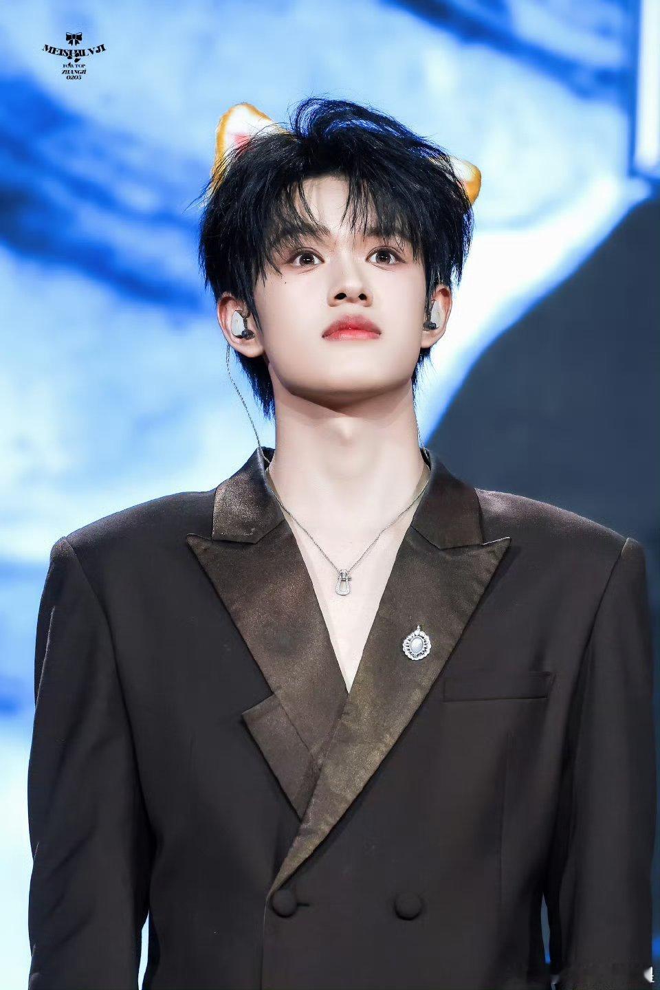 张极丝带领结张极戴领结也太帅了吧，真的长在我的审美点上了，真的很难不爱！ 