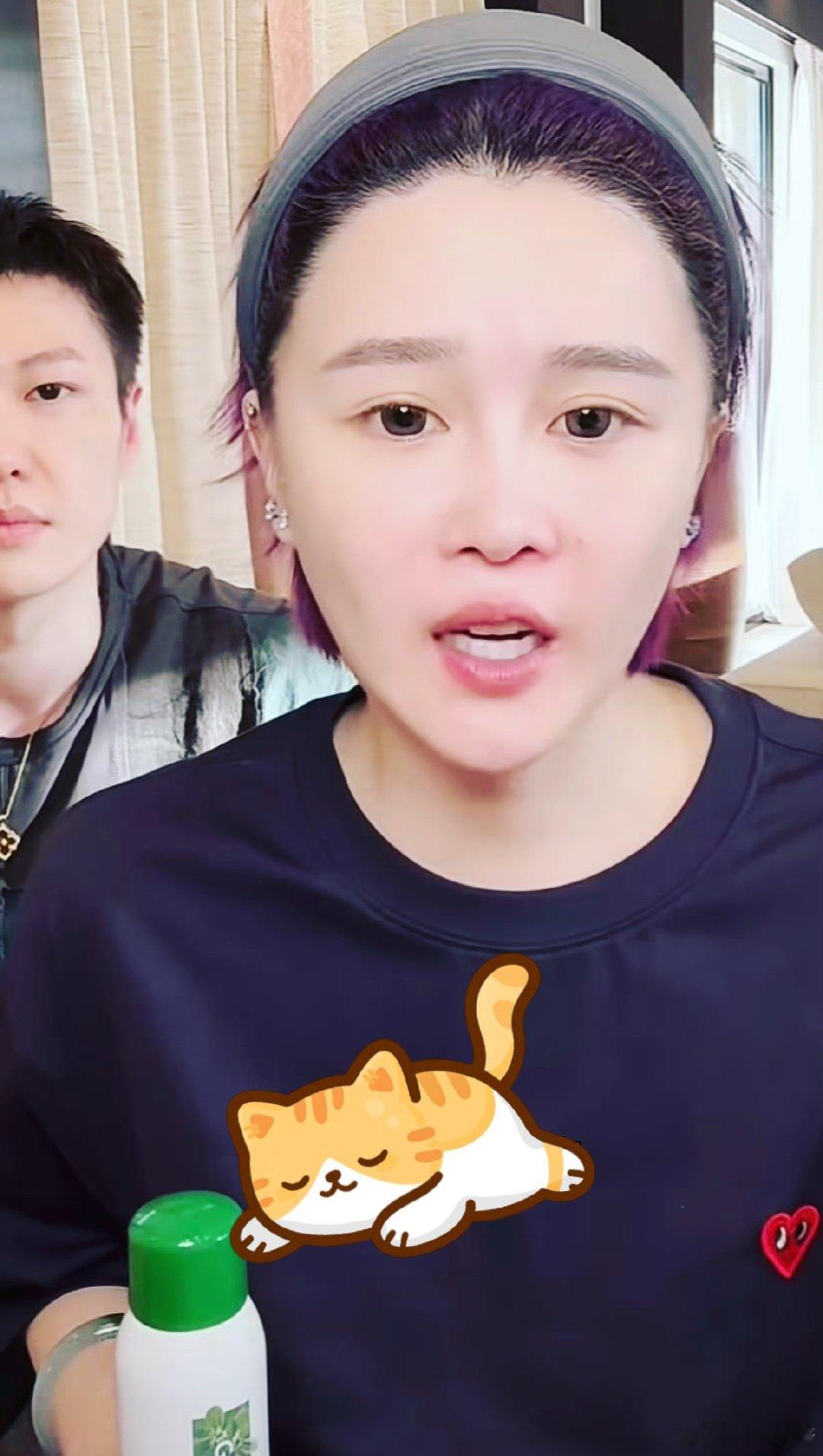 赵本山女儿直播掉美颜🍉东北人都是直爽的性格，多可爱啊。球球坦然面对直播掉美颜，