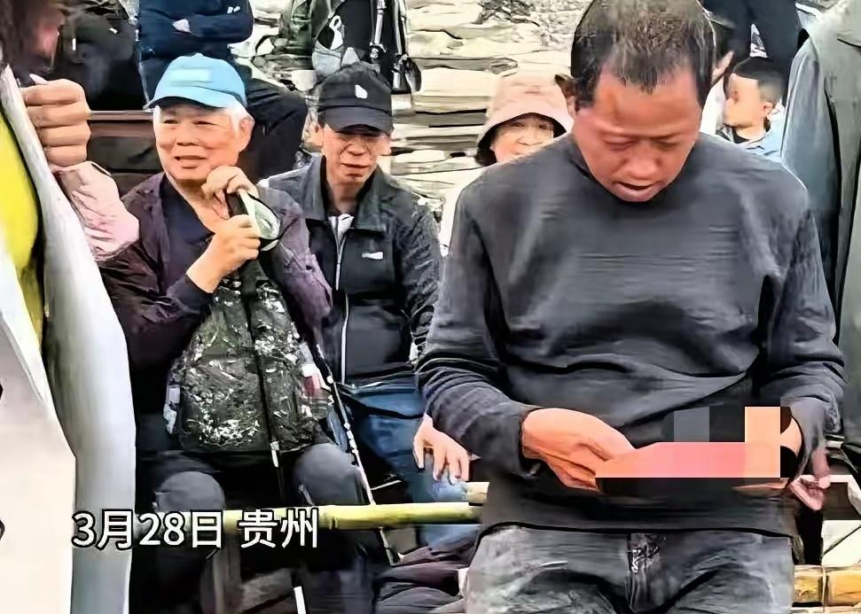 [微风]泪目！贵州梵净山，两名轿夫坐在路边，眼巴巴看着游客走过，没人停下。年轻女