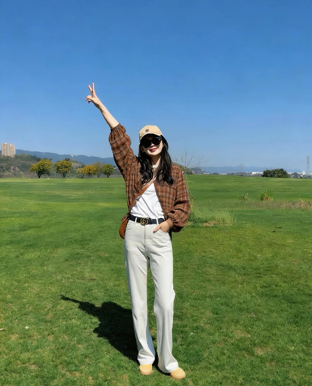 他说他很爱你，又没说他只爱你。
他说工作很忙，又没说忙工作的事。
他说他想休息，